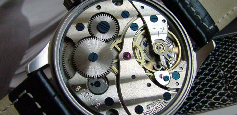 What is a manual winding watch?
